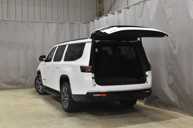 Certified 2024 Jeep Wagoneer L Series II w/ Flexible Seating Group image 36