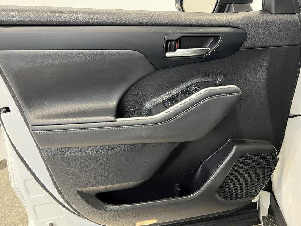 Used 2022 Toyota Highlander XLE image 32