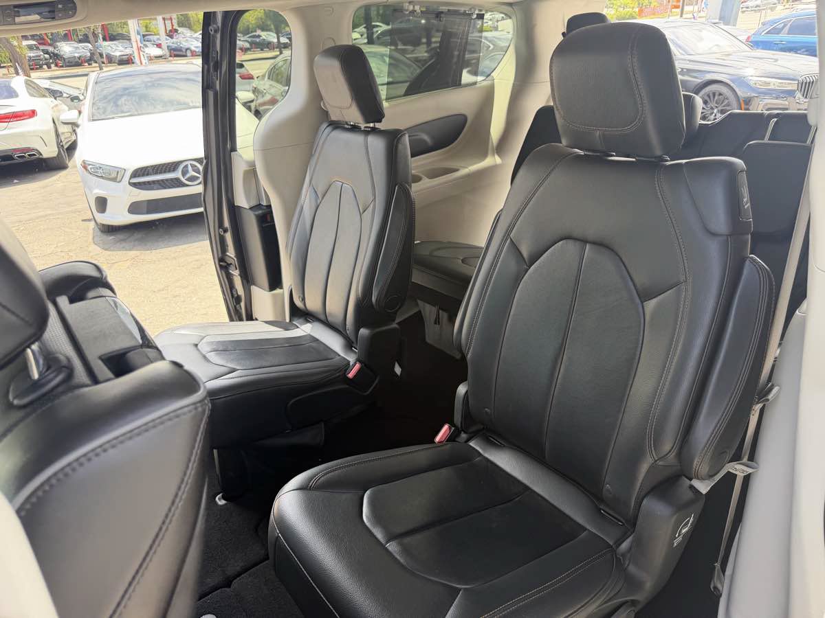 Used 2017 Chrysler Pacifica Touring-L w/ Tire & Wheel Group FWD image 22