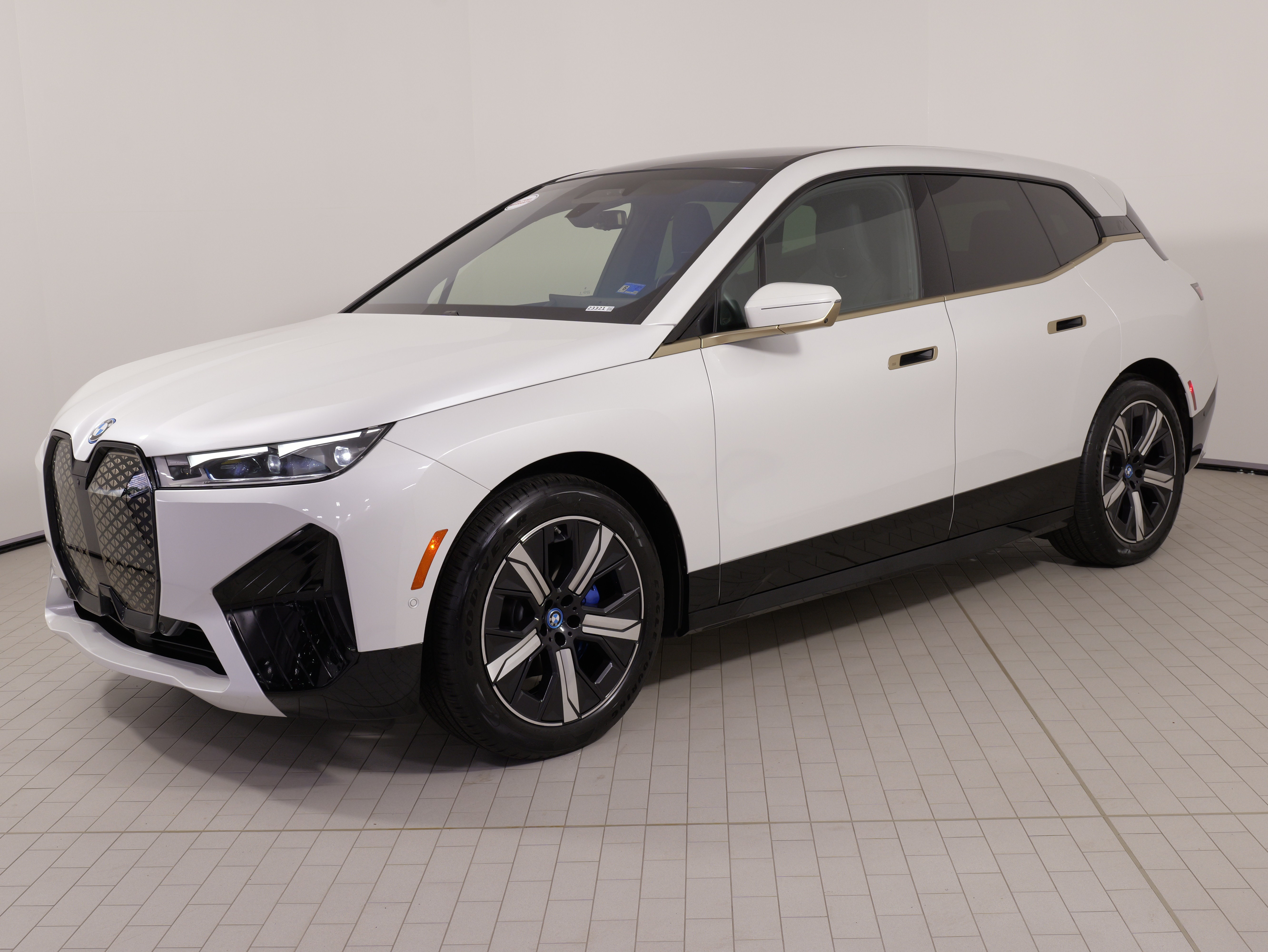 Used 2023 BMW iX xDrive50 w/ Premium Package AWD/4WD image 1