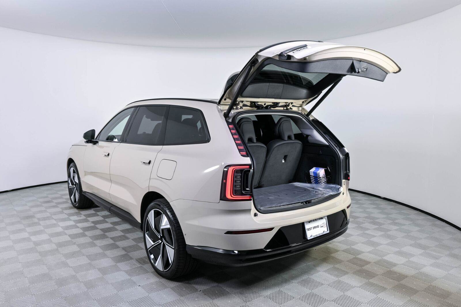 Certified 2026 Volvo EX90 Ultra AWD/4WD image 35