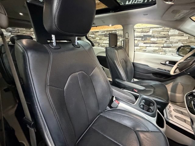 Used 2017 Chrysler Pacifica Limited w/ UConnect Theater Package FWD image 16
