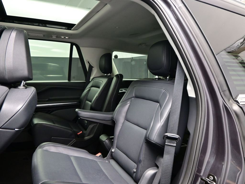 Used 2025 Lincoln Navigator Reserve image 11