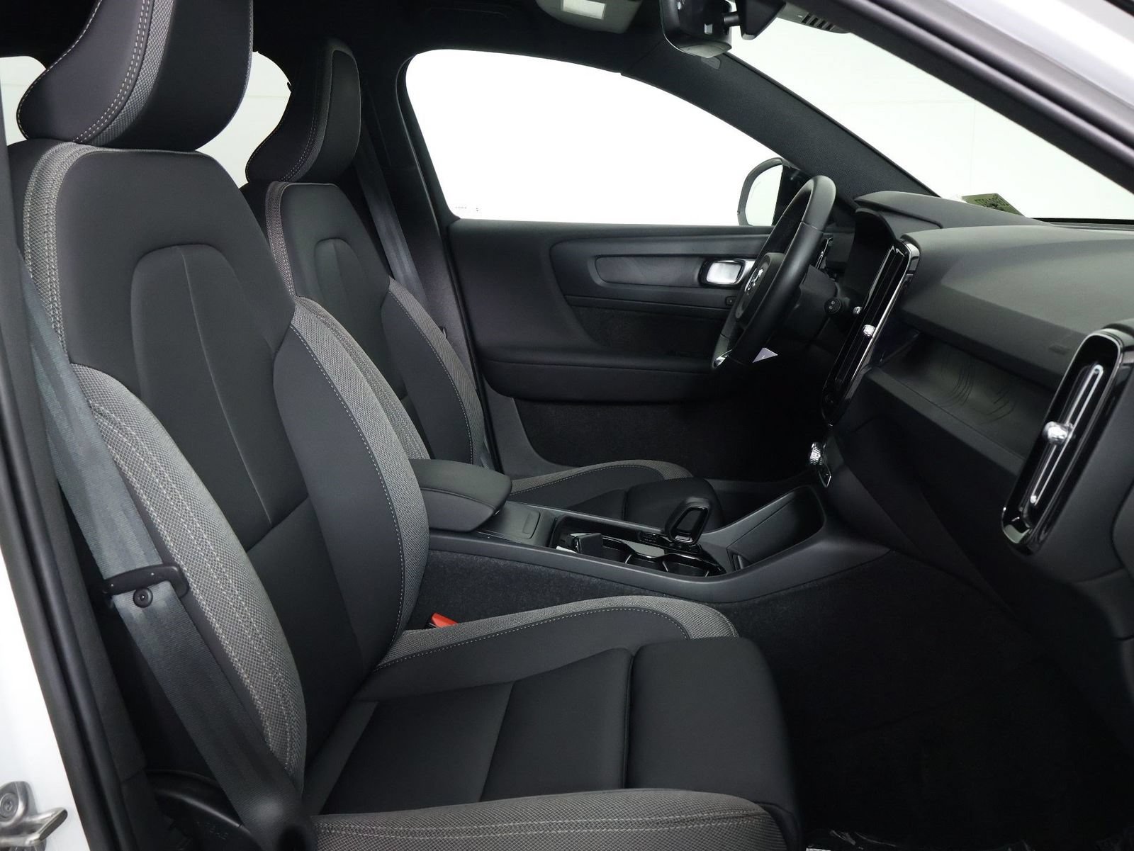Used 2023 Volvo XC40 Recharge Core AWD/4WD image 27
