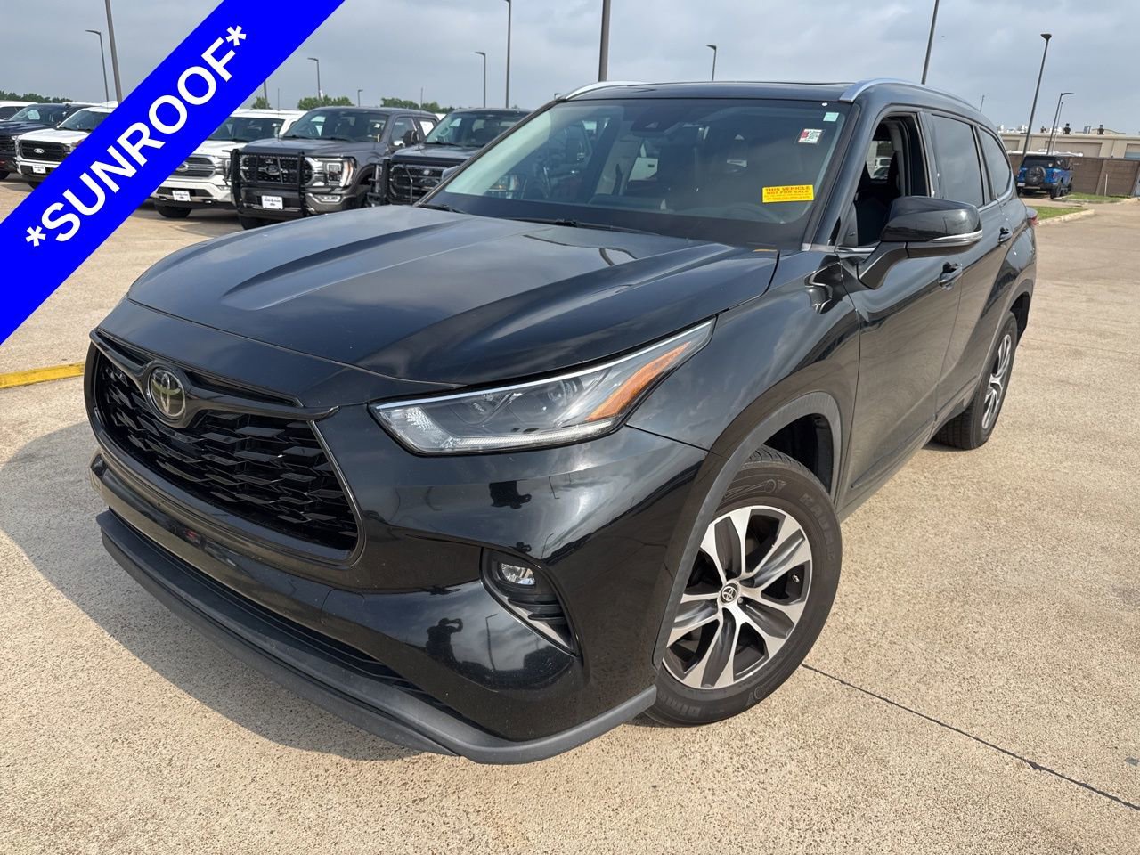 Used 2021 Toyota Highlander XLE FWD image 1