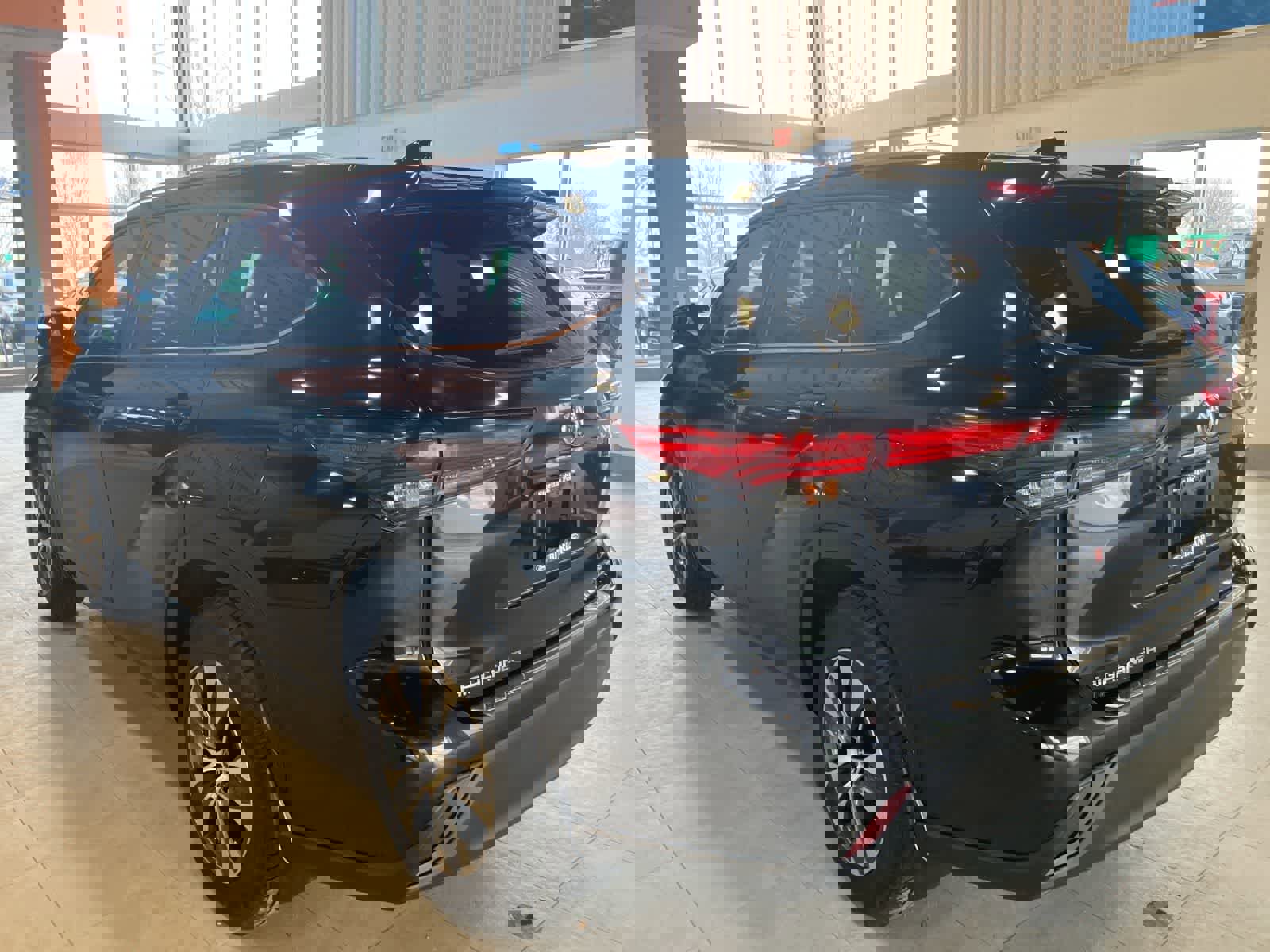 Used 2020 Toyota Highlander XLE AWD/4WD image 7