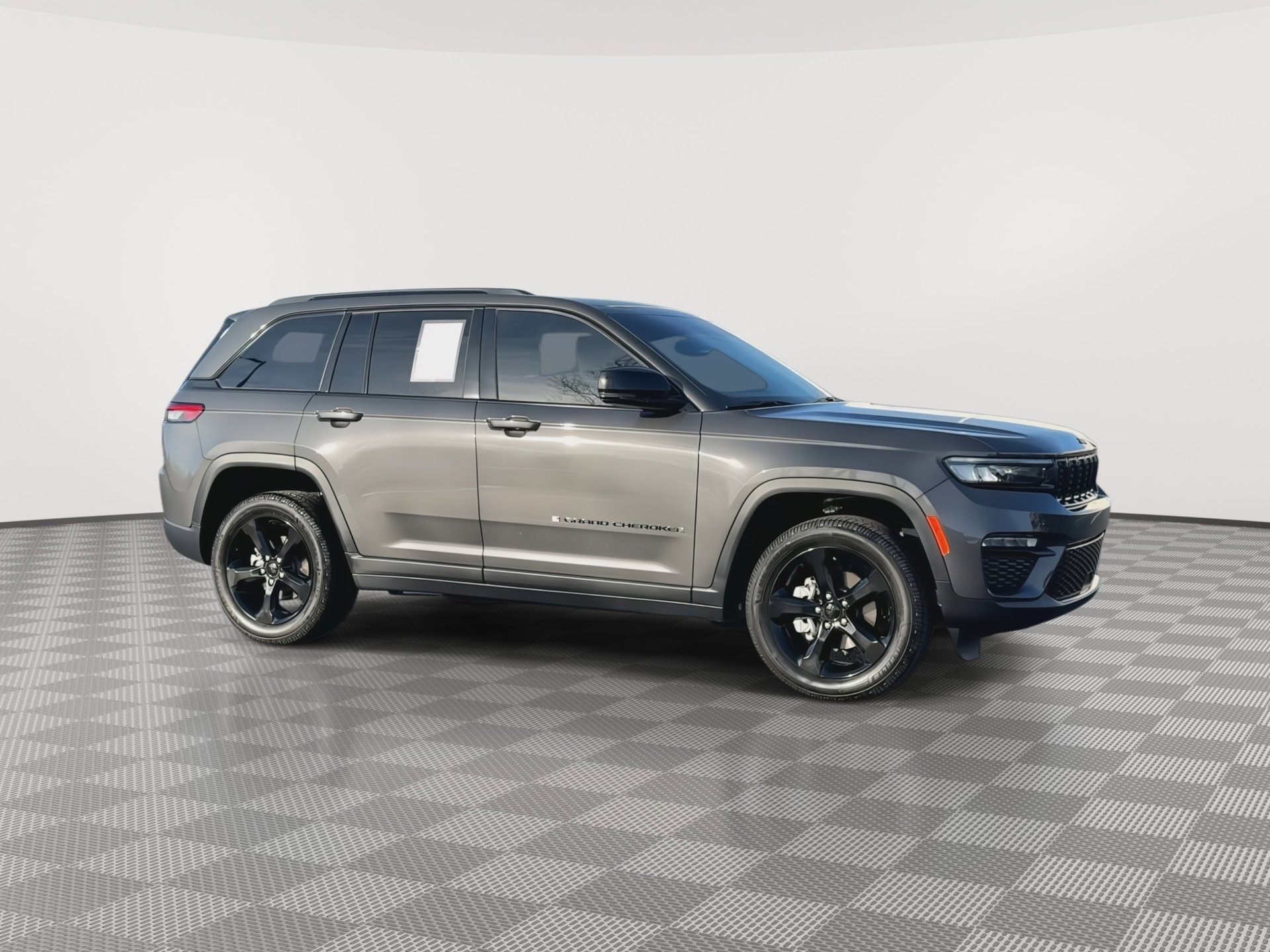 Used 2024 Jeep Grand Cherokee Limited w/ Black Appearance Package image 4