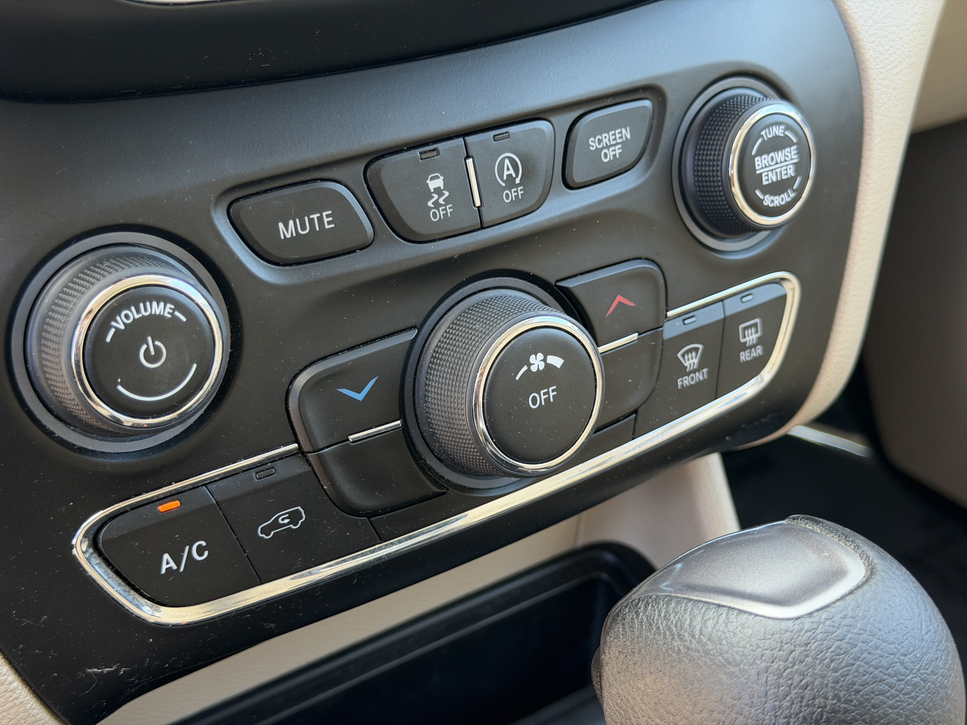 Used 2020 Jeep Cherokee Latitude FWD image 32