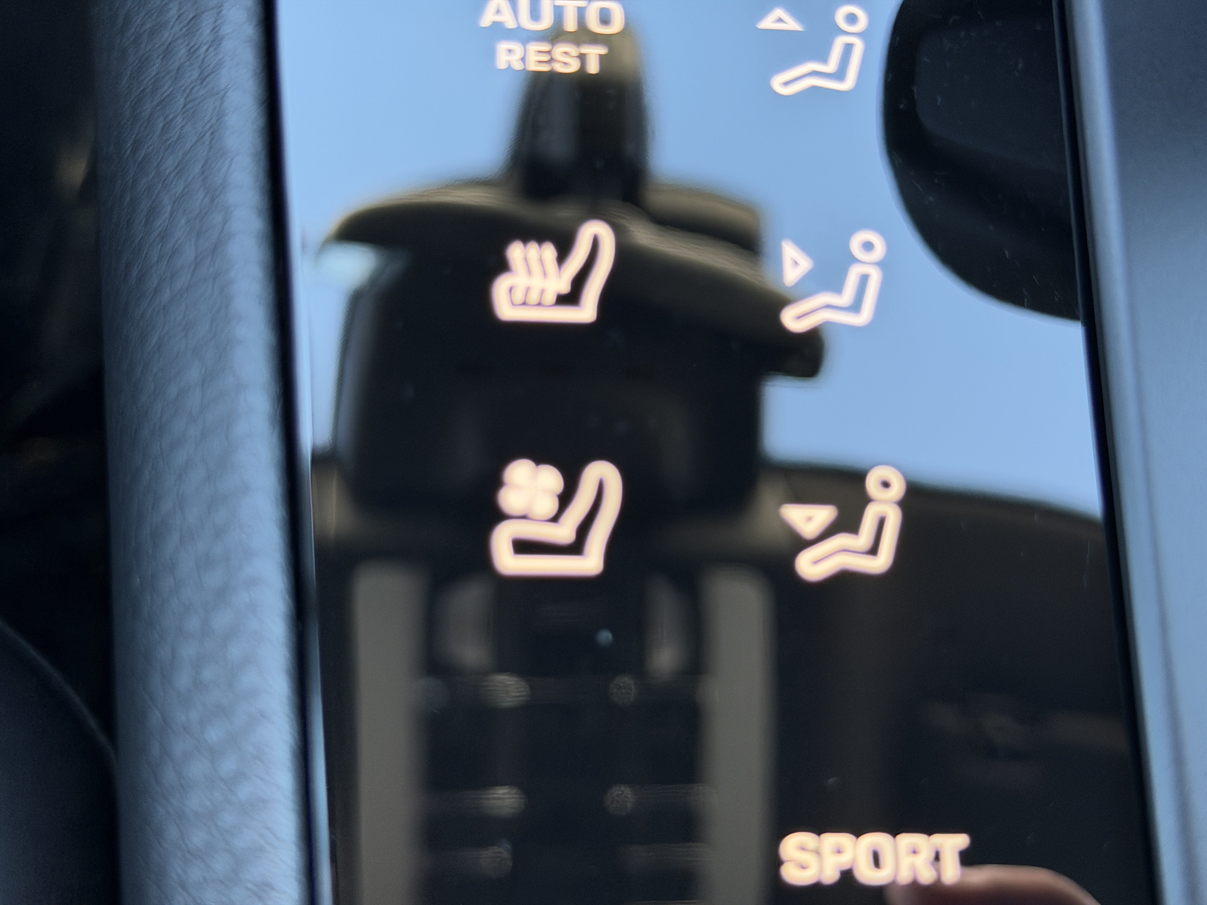 Certified 2025 Porsche Macan AWD/4WD image 26