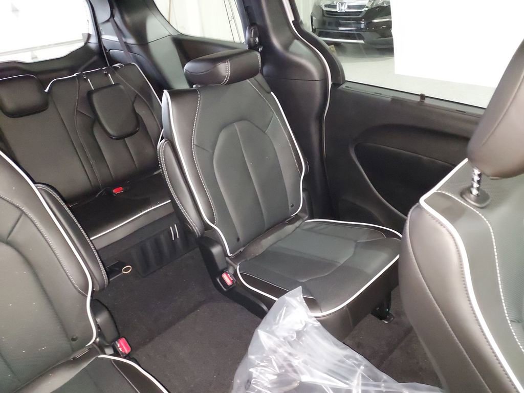 New 2026 Chrysler Pacifica Limited w/ S Appearance Package FWD image 14