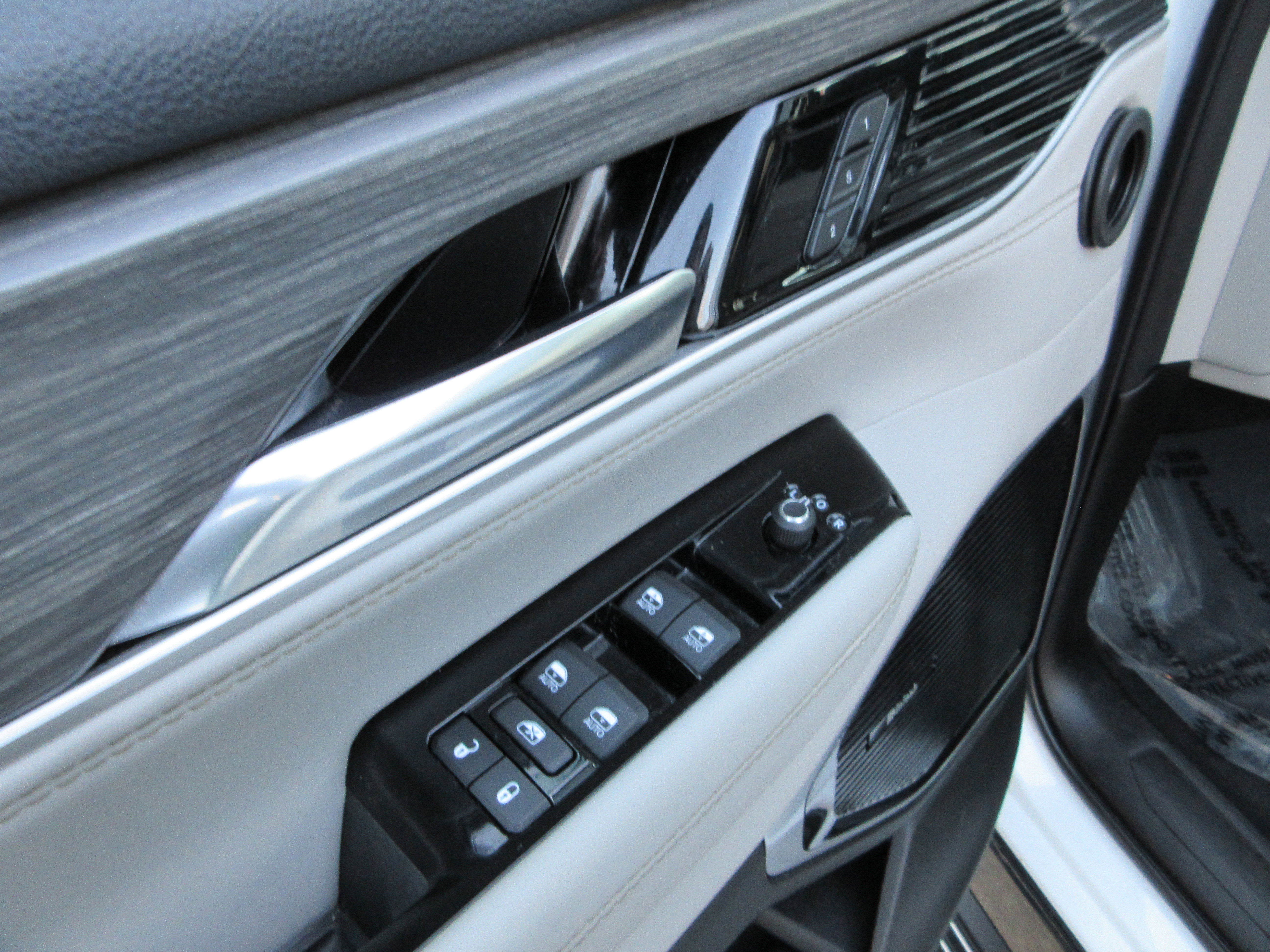 Used 2023 Jeep Wagoneer L Series III w/ Premium Group I image 34