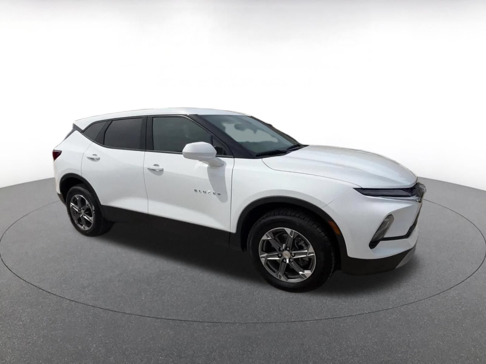 Used 2025 Chevrolet Blazer LT FWD image 2