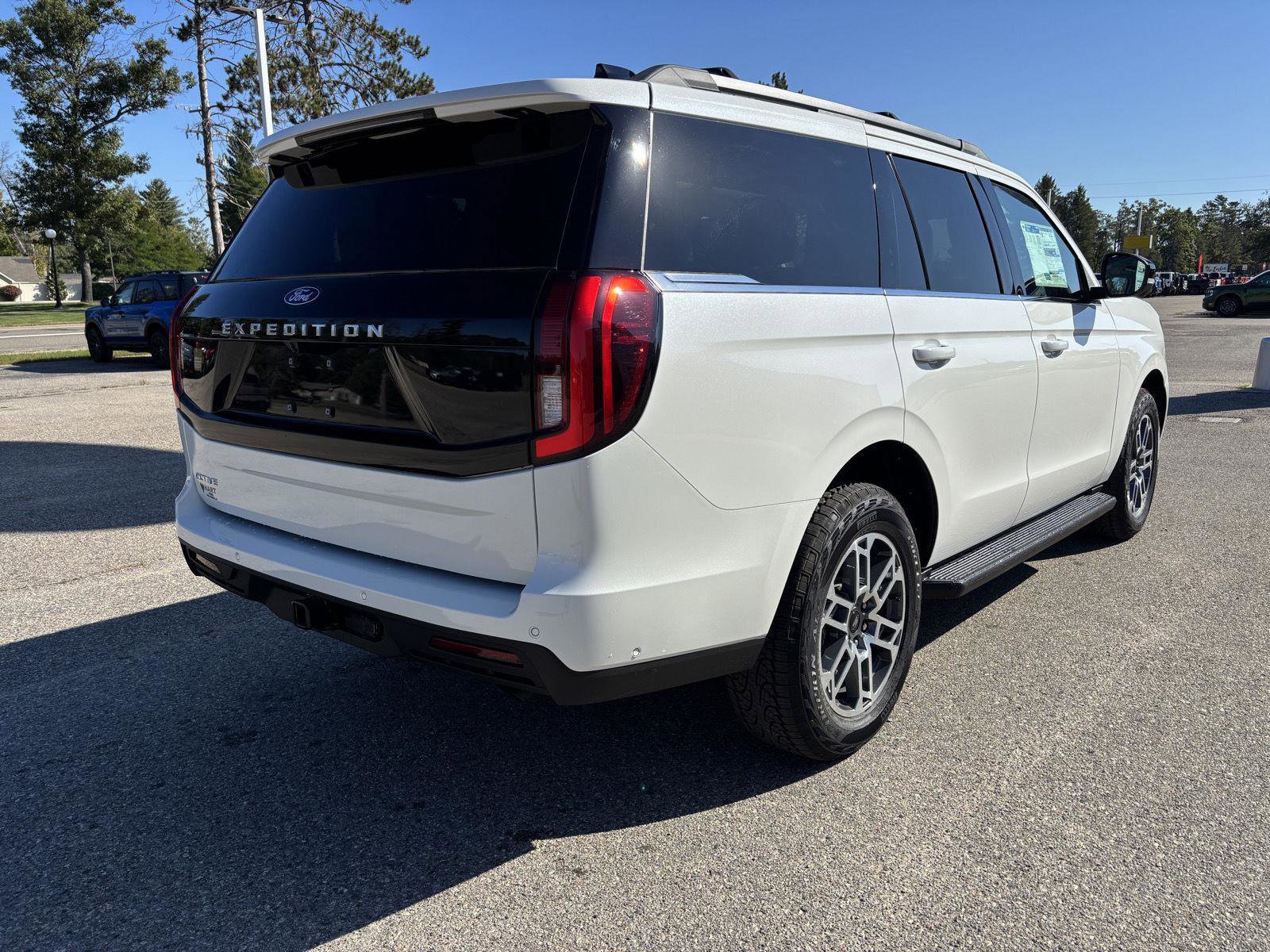 New 2025 Ford Expedition Active image 3