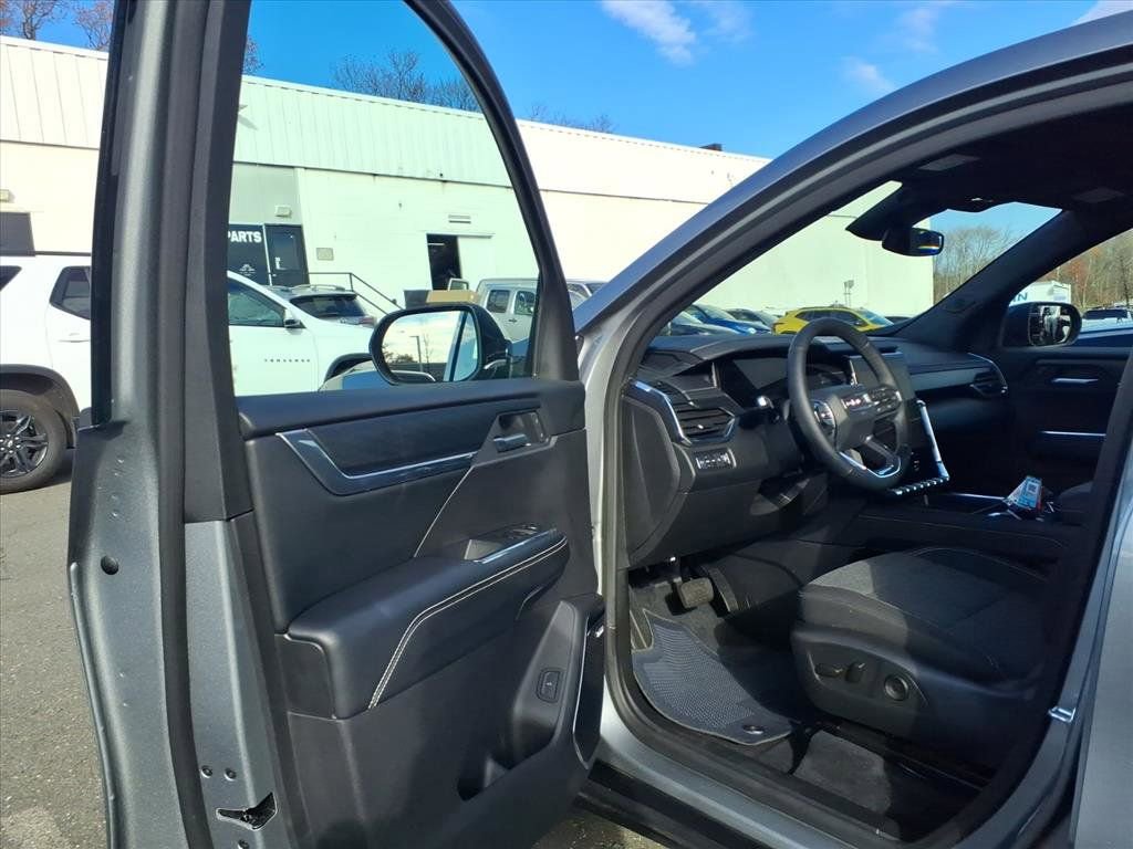 Used 2025 GMC Acadia Elevation image 11