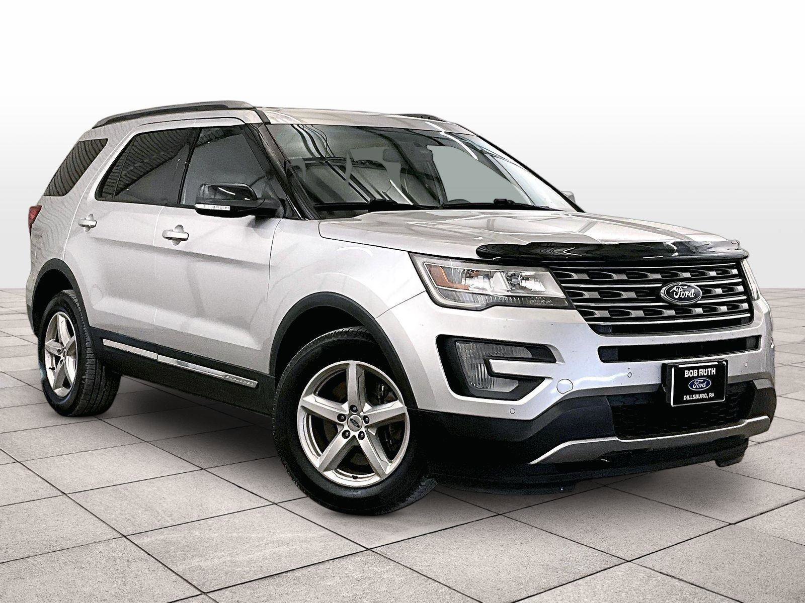 Used 2017 Ford Explorer XLT w/ Equipment Group 202A AWD/4WD image 3