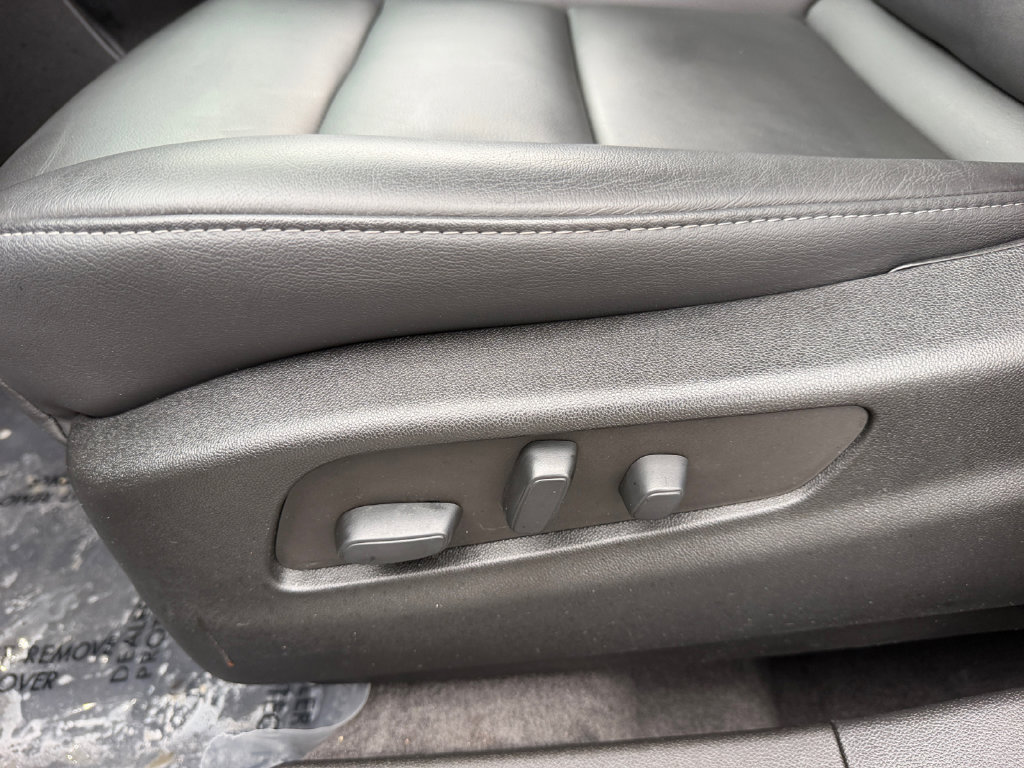 Used 2023 Cadillac XT4 Luxury w/ Cold Weather Package AWD/4WD image 17