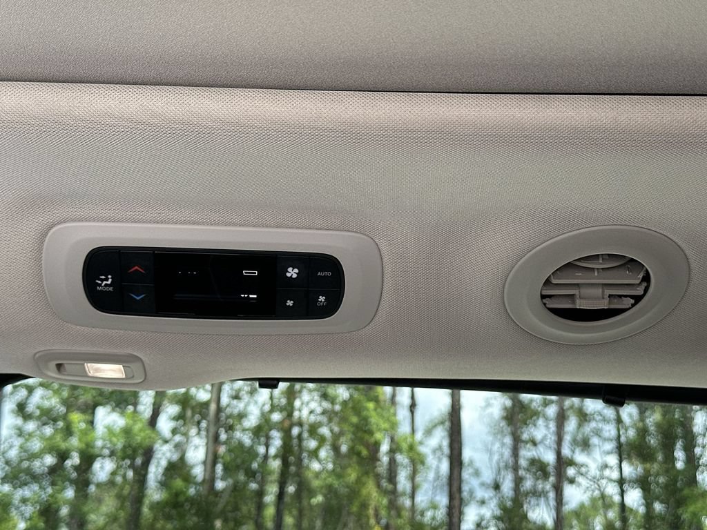 Used 2023 Chrysler Pacifica Limited FWD image 22