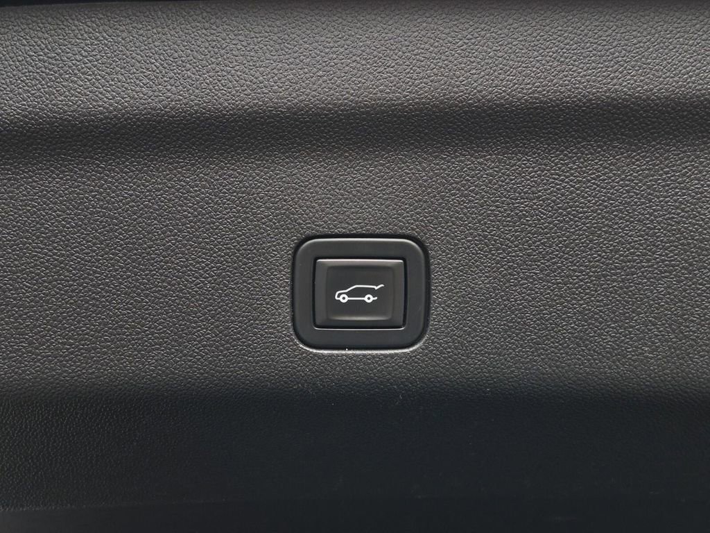 Used 2021 Chevrolet Suburban Z71 w/ Z71 Signature Package image 9