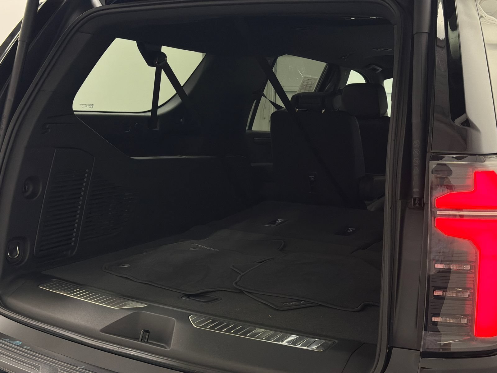 Used 2025 Chevrolet Suburban High Country AWD/4WD image 9
