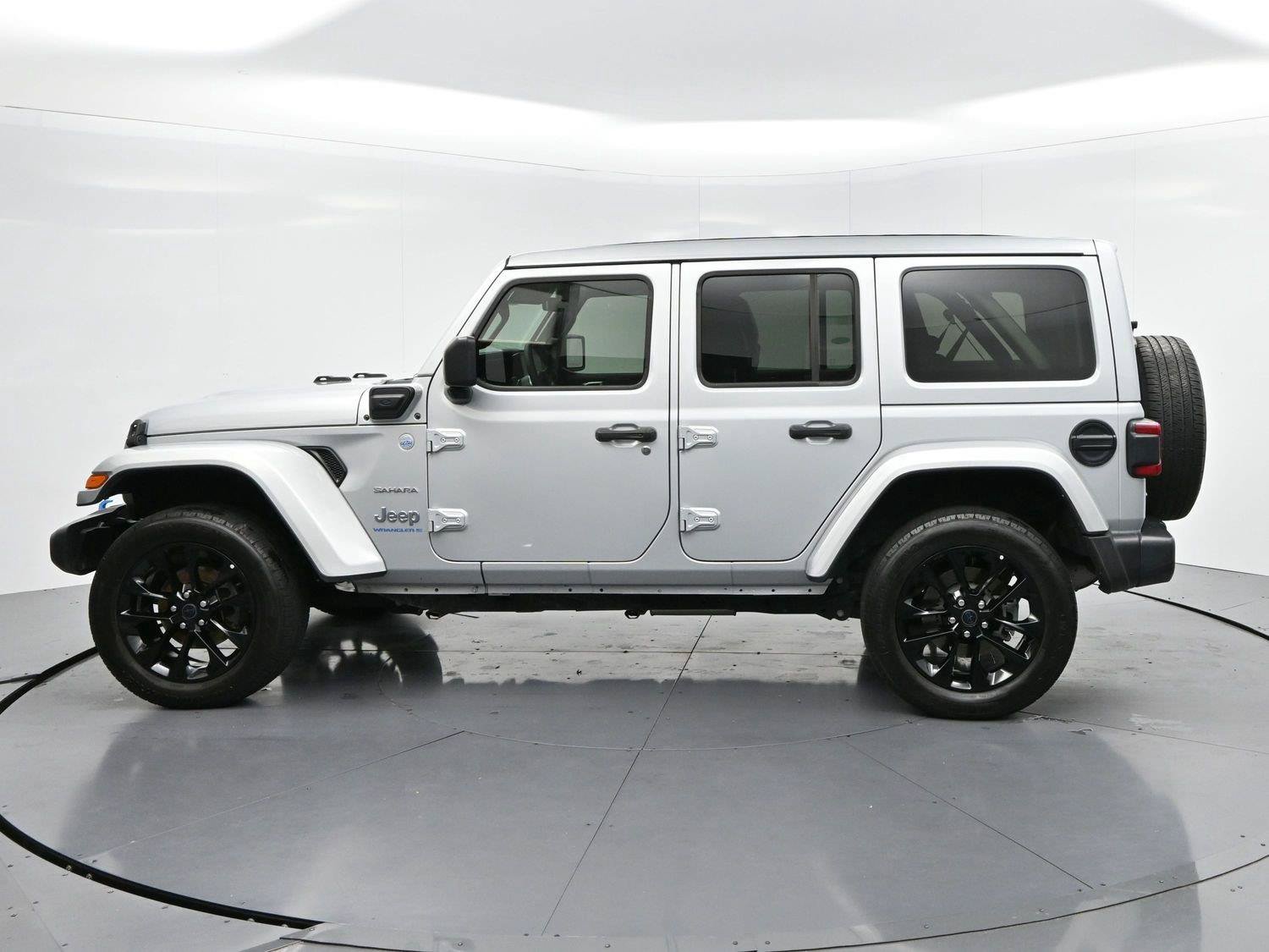 Used 2024 Jeep Wrangler Unlimited Sahara w/ Technology Group AWD/4WD image 4