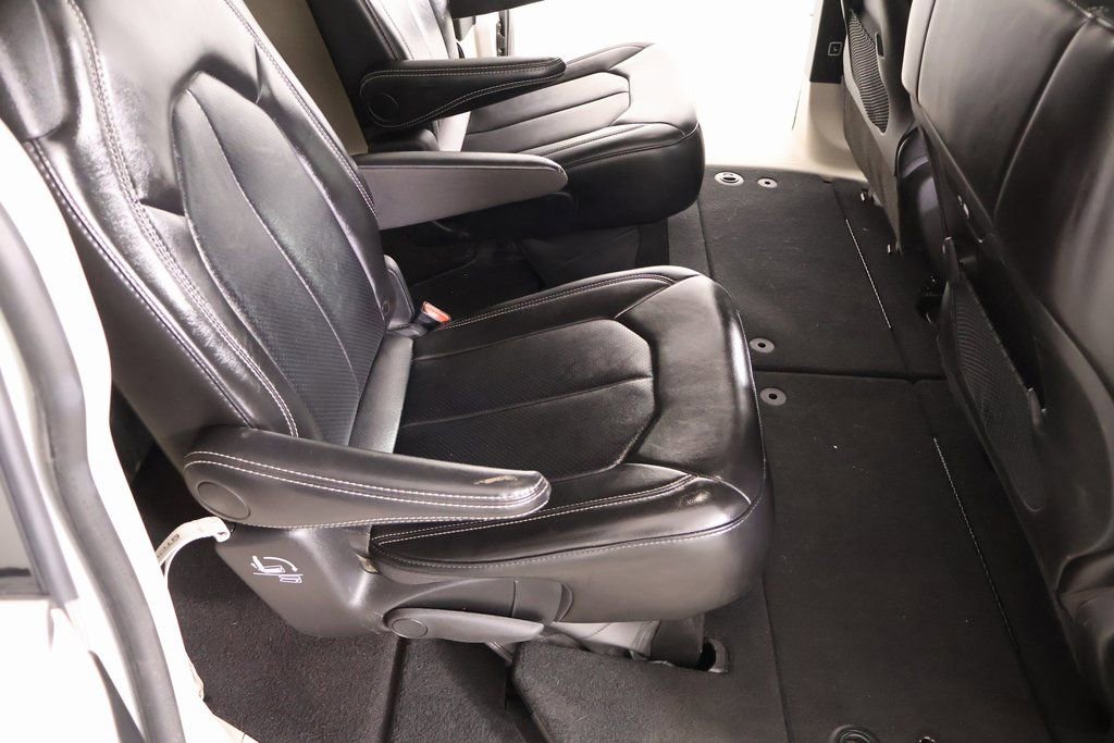 Used 2024 Chrysler Pacifica Touring-L FWD image 13