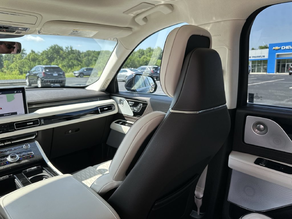 Used 2024 Lincoln Aviator Black Label AWD/4WD image 11