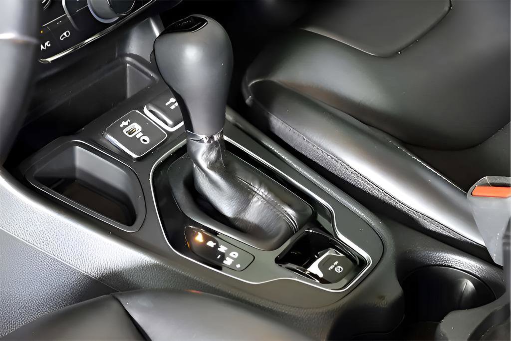 Used 2021 Jeep Cherokee Latitude Plus FWD image 12