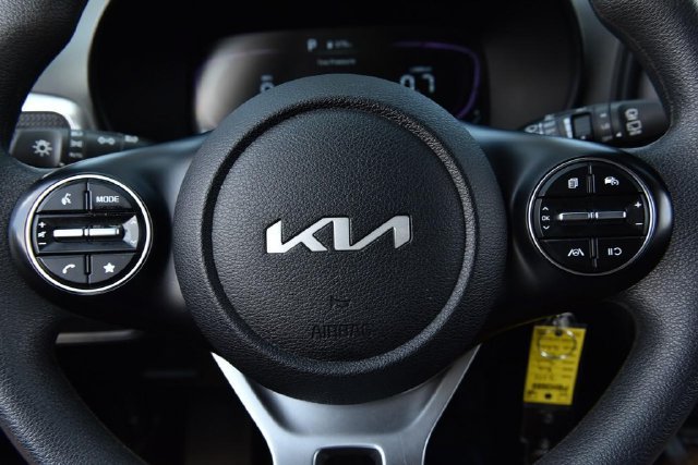 Used 2025 Kia Soul LX w/ LX Technology Package FWD image 17