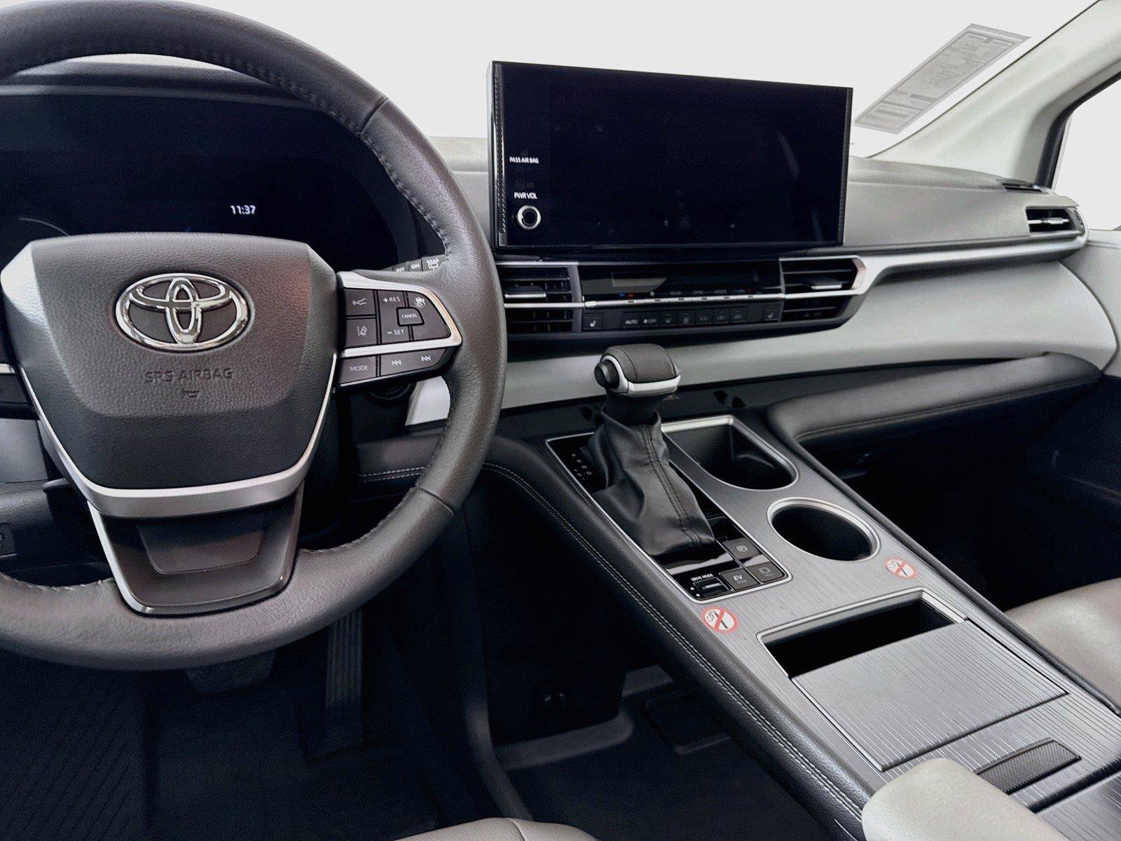 Certified 2026 Toyota Sienna XLE FWD image 33