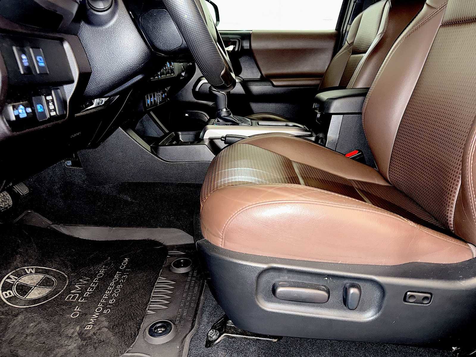 Used 2023 Toyota Tacoma Limited image 10