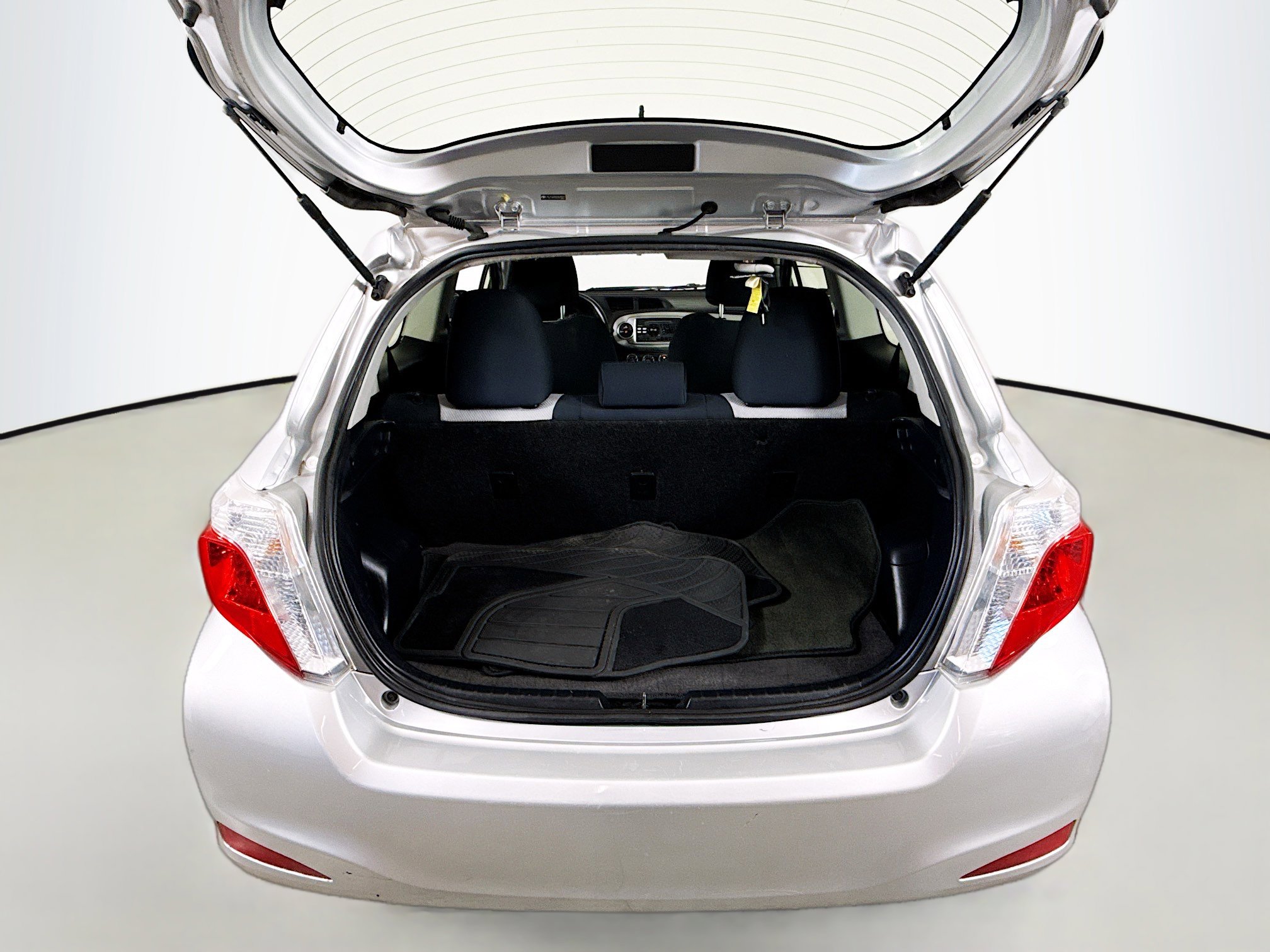 Used 2014 Toyota Yaris L image 21