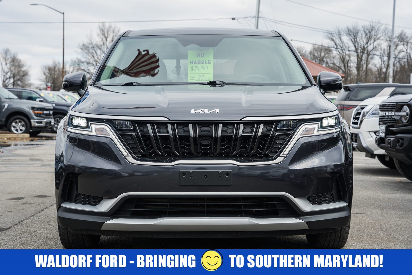 Used 2023 Kia Carnival LX image 2