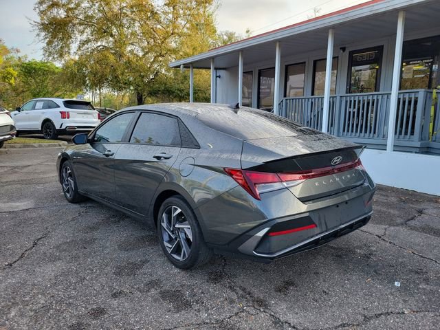 Used 2025 Hyundai Elantra Sport FWD image 3