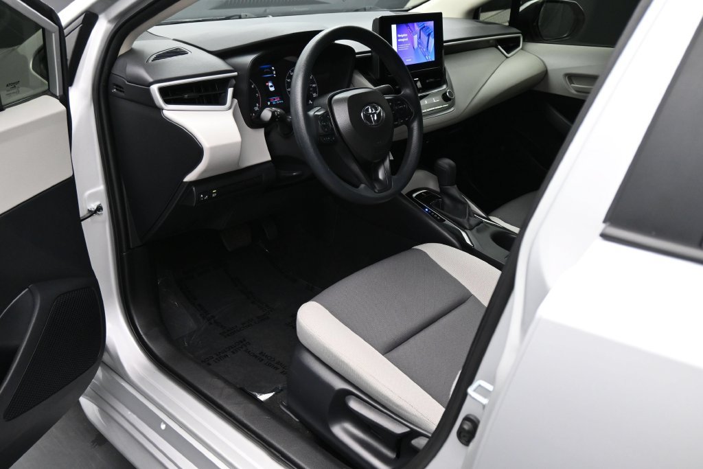 Used 2024 Toyota Corolla LE FWD image 2