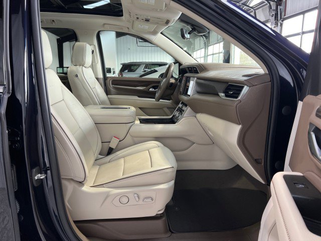 Used 2022 GMC Yukon Denali w/ Denali Premium Package image 12