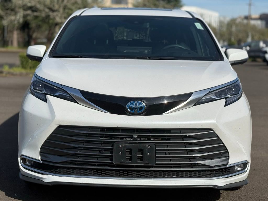 Used 2025 Toyota Sienna Platinum image 8