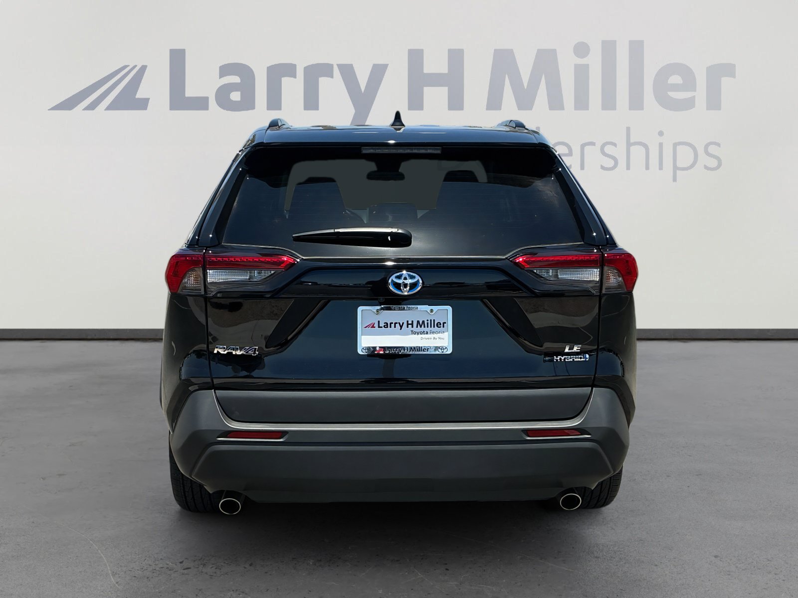 Used 2024 Toyota RAV4 LE AWD/4WD image 4
