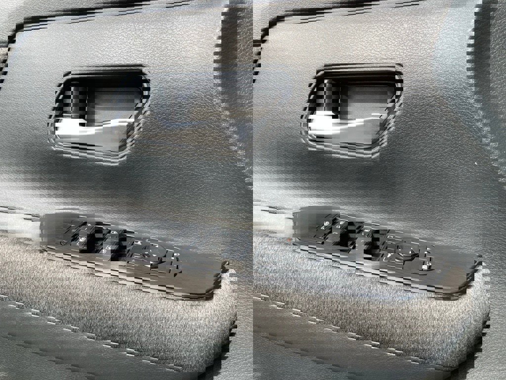 Used 2025 Nissan Kicks SV image 12