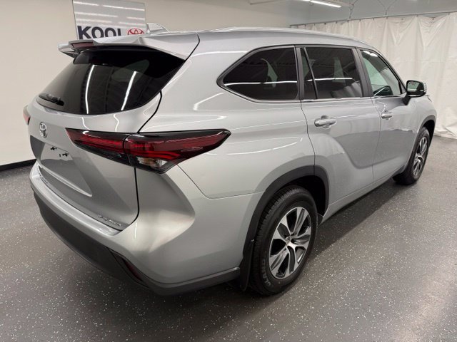 Used 2025 Toyota Highlander XLE AWD/4WD image 2