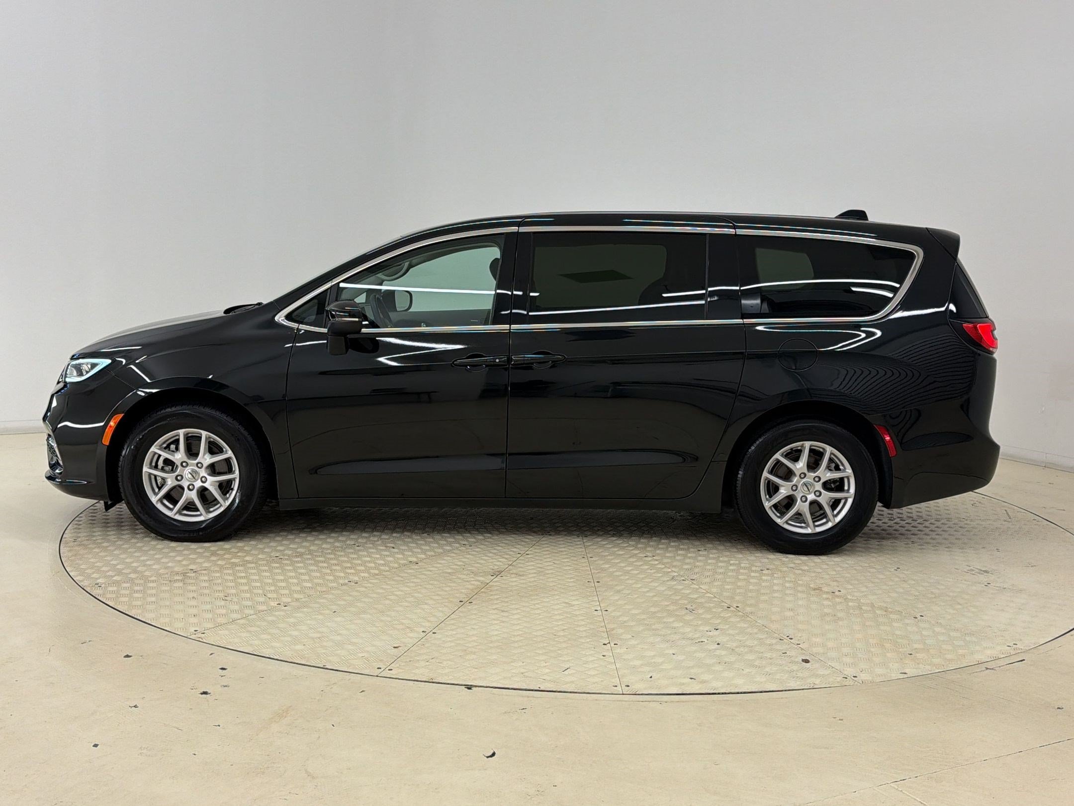 Used 2023 Chrysler Pacifica Touring-L FWD video 2