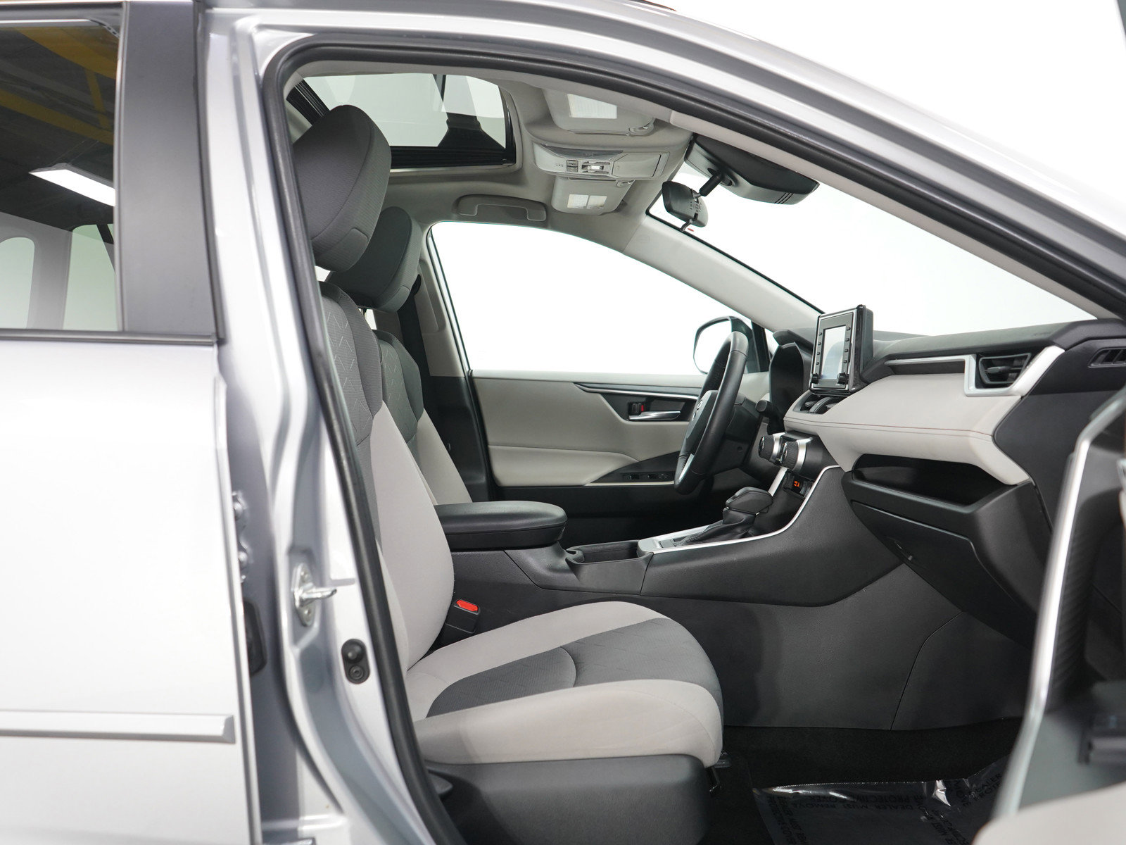 Used 2022 Toyota RAV4 XLE image 11