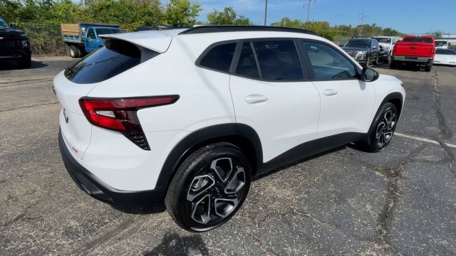 New 2026 Chevrolet Trax RS w/ Sunroof Package FWD image 2