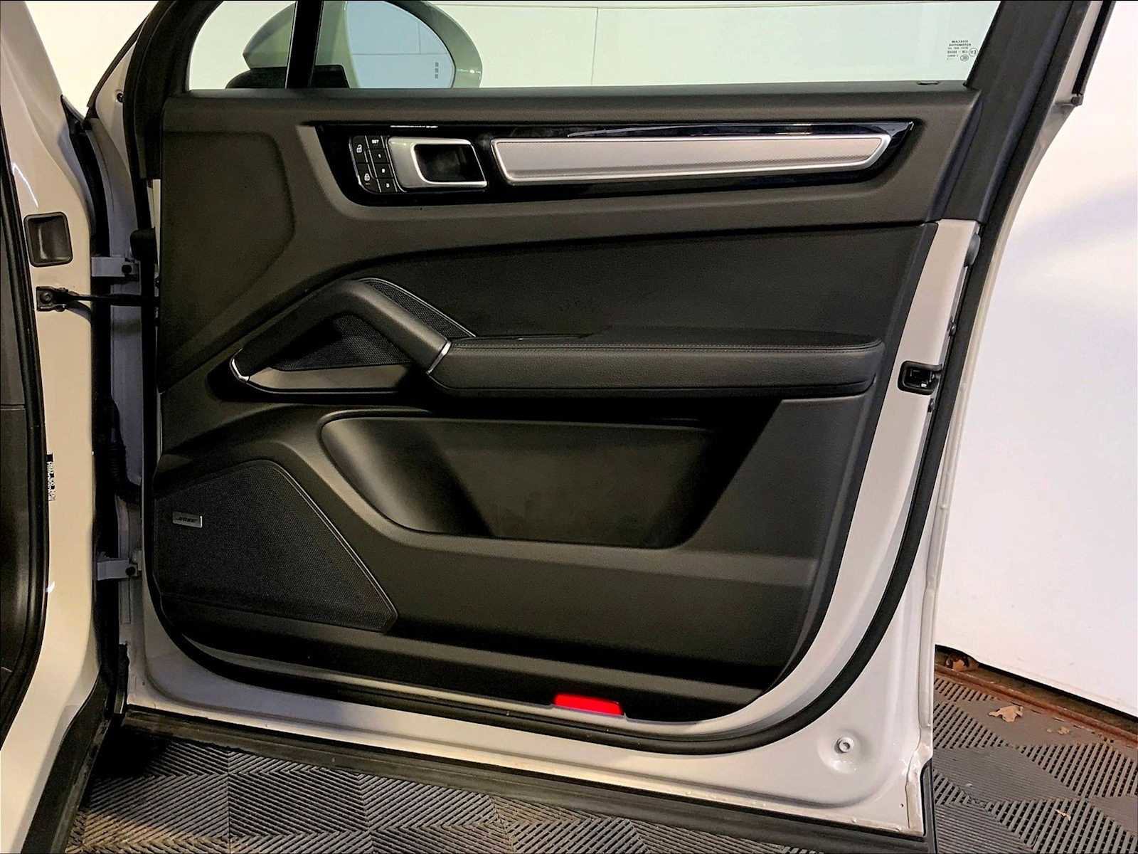Certified 2022 Porsche Cayenne Platinum Edition image 51