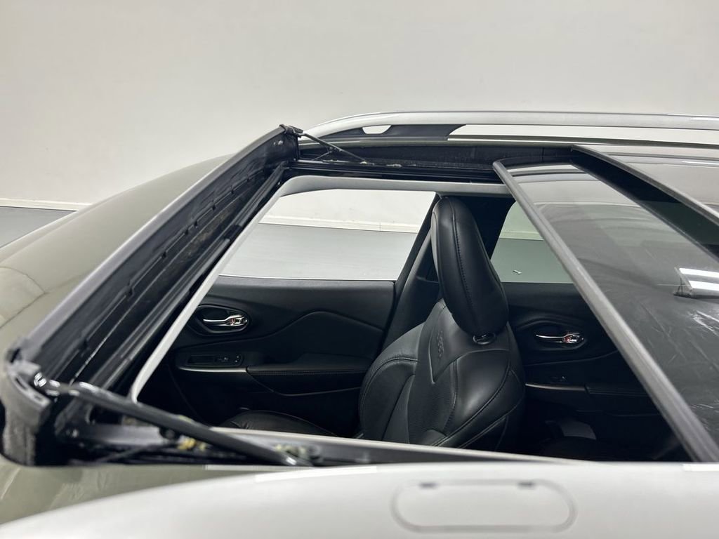 Used 2021 Jeep Cherokee Limited image 19