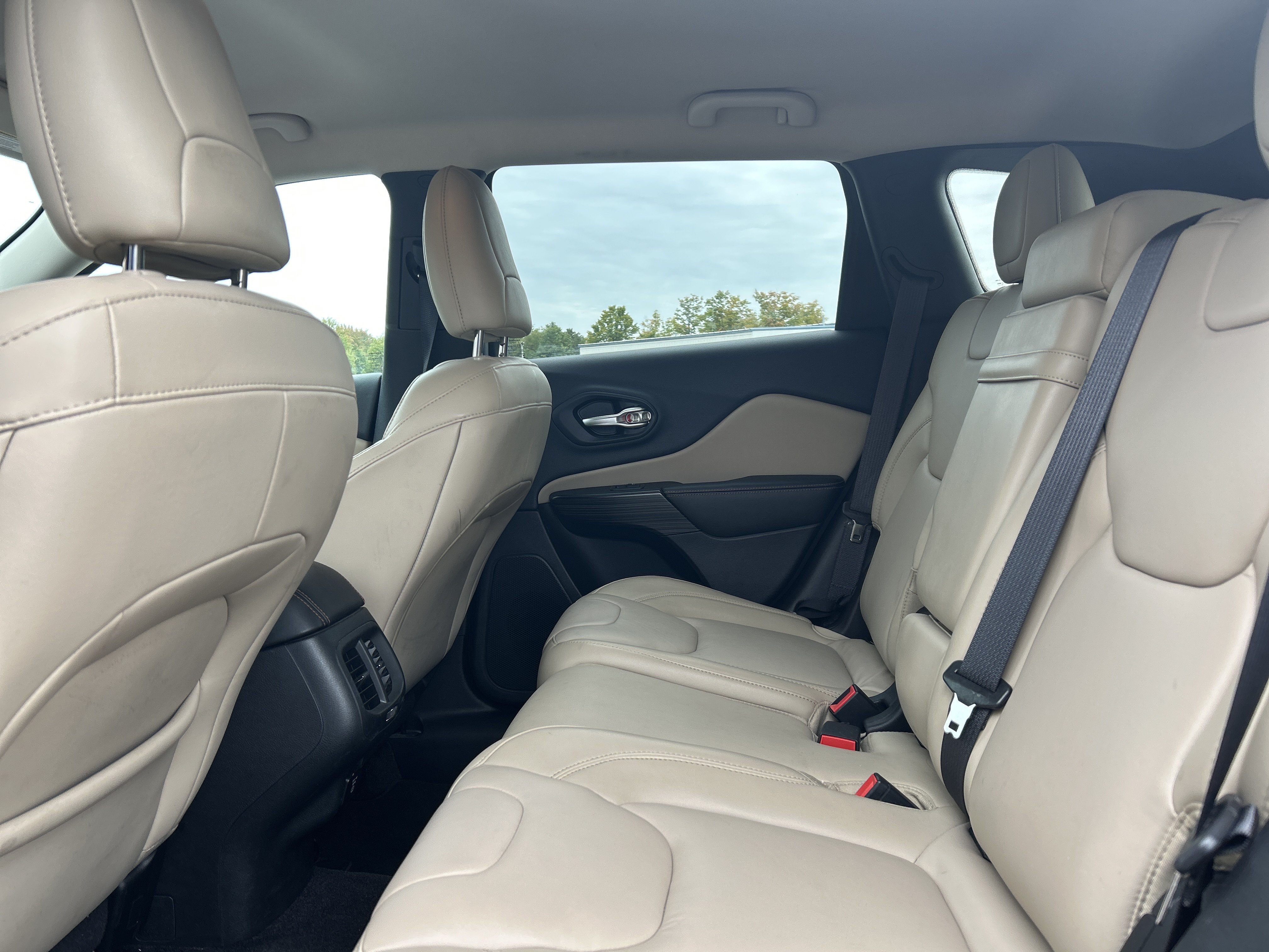 Used 2016 Jeep Cherokee Limited AWD/4WD image 11