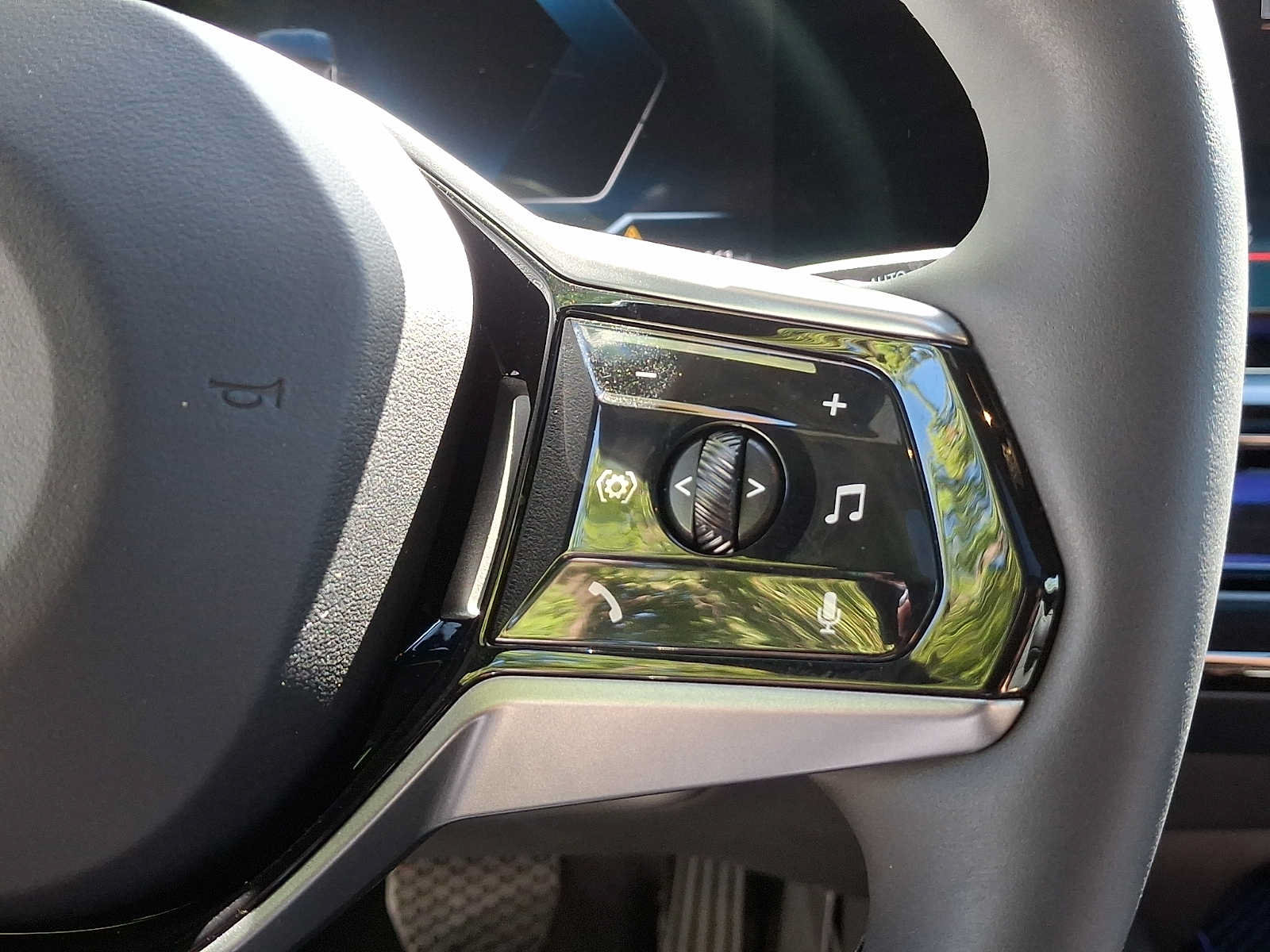 Used 2024 BMW i5 eDrive40i w/ Premium Package RWD image 22