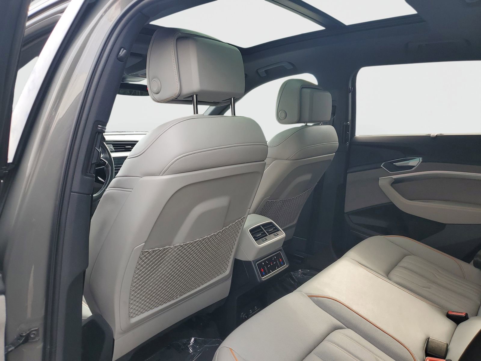 Used 2022 Audi e-tron Chronos image 14