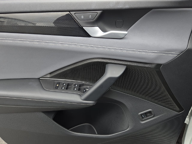 Certified 2025 Volkswagen Tiguan SE AWD/4WD image 12