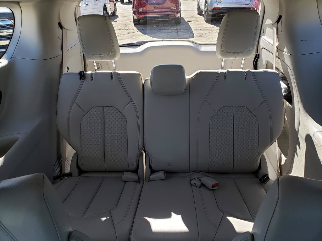 Used 2018 Chrysler Pacifica Touring-L FWD image 13