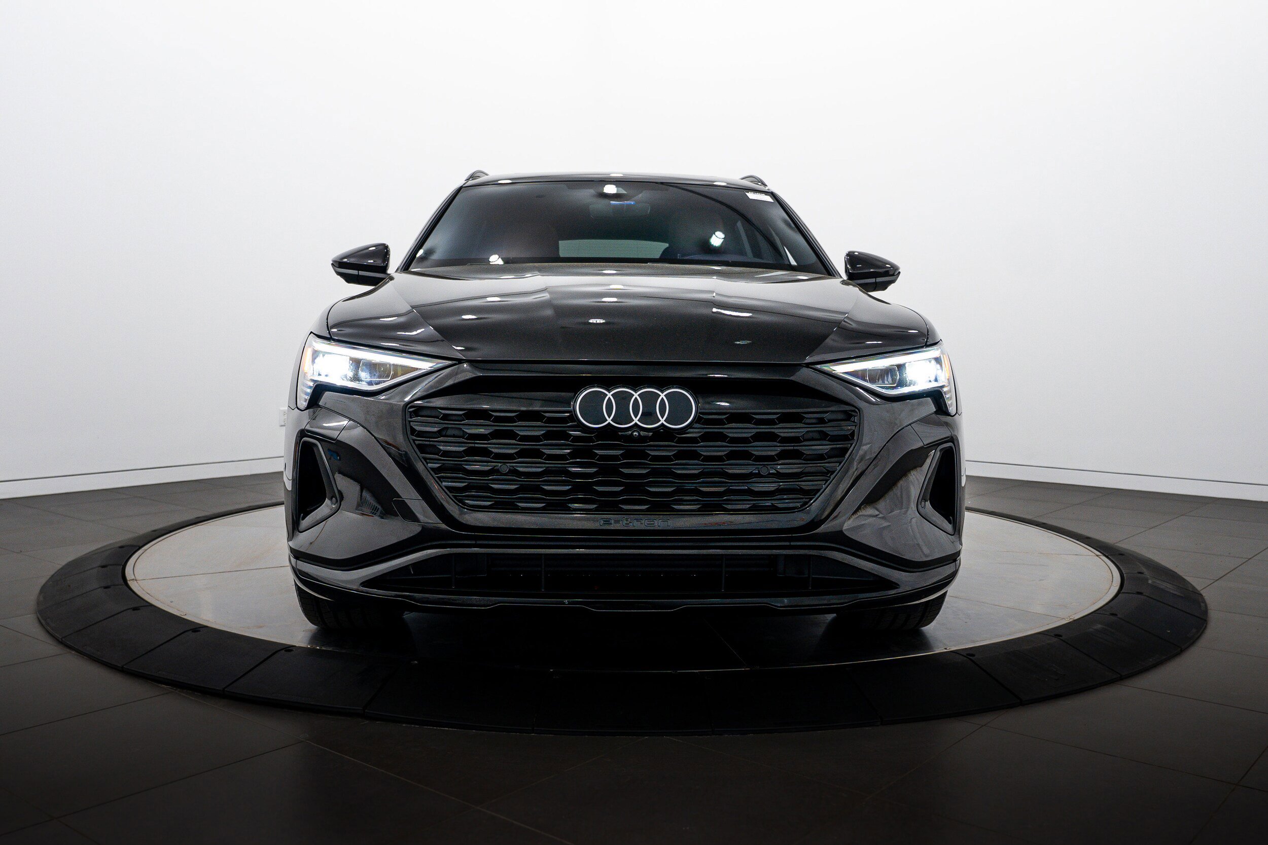 Certified 2024 Audi Q8 e-tron Premium Plus w/ Premium Plus Package AWD/4WD image 21